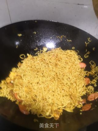 方便面炒火腿肠的做法步骤：5