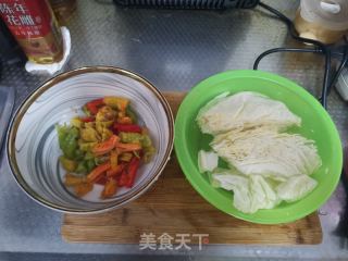 圆白菜炒辣椒的做法步骤：1