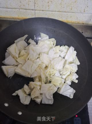 圆白菜炒辣椒的做法步骤：2