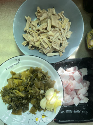 咸菜笋干猪肉煲的做法步骤：2