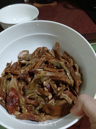 黄牛肝菌猪肉饺子的做法步骤：1