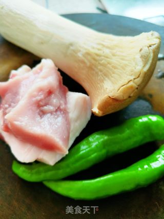 杏鲍菇炒肉的做法步骤：1
