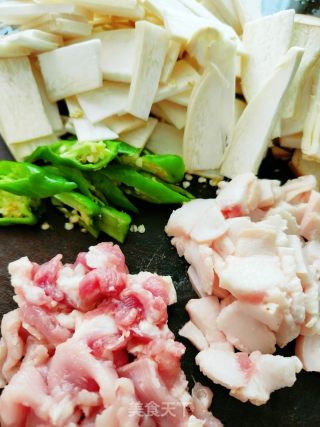 杏鲍菇炒肉的做法步骤：2