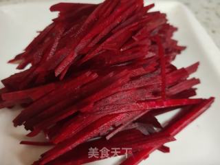 清炒甜菜头的做法步骤：1