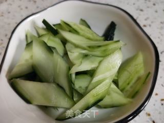 西红柿黄瓜炒鸡蛋的做法步骤：2