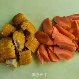玉米胡萝卜焖排骨的做法步骤：1