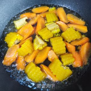 玉米胡萝卜焖排骨的做法步骤：3