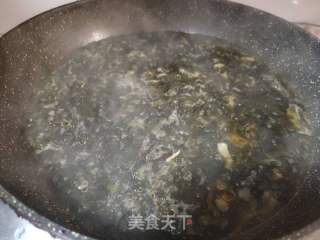 紫菜榨菜鸡蛋汤的做法步骤：2