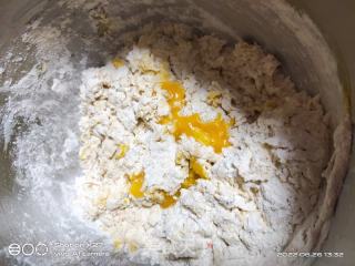 南瓜蛋黄瓜子面包的做法步骤：2