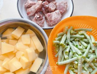 土豆豆角焖排骨的做法步骤：1