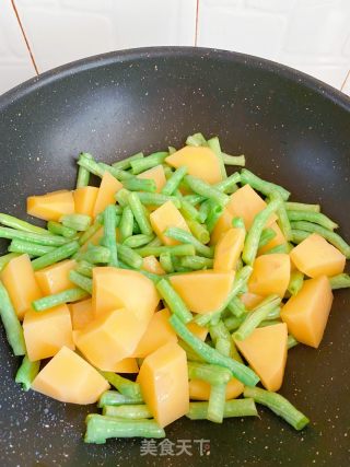 土豆豆角焖排骨的做法步骤：2