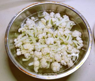 蟹味菇炒花椰菜的做法步骤：1