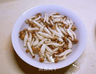 蟹味菇炒花椰菜的做法步骤：2