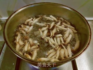 蟹味菇炒花椰菜的做法步骤：3