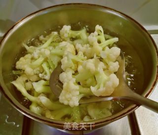 蟹味菇炒花椰菜的做法步骤：4