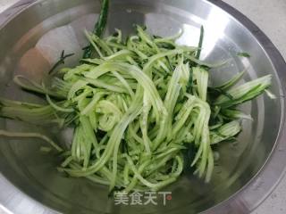 黄瓜丝蒜汁凉面的做法步骤：2