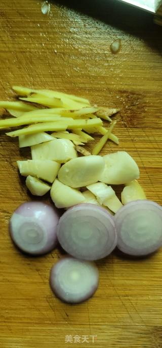 啫啫粉肠瘦肉的做法步骤：2