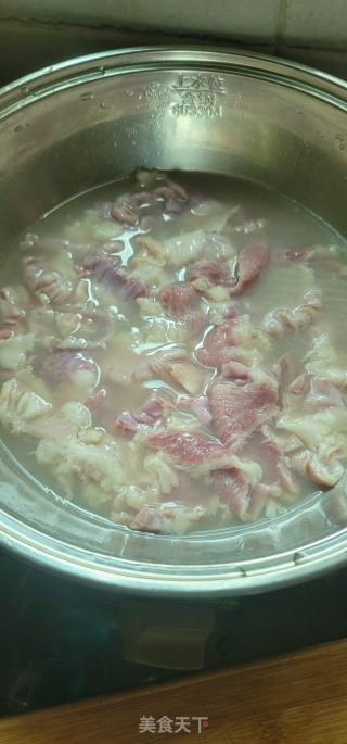 啫啫粉肠瘦肉的做法步骤：6