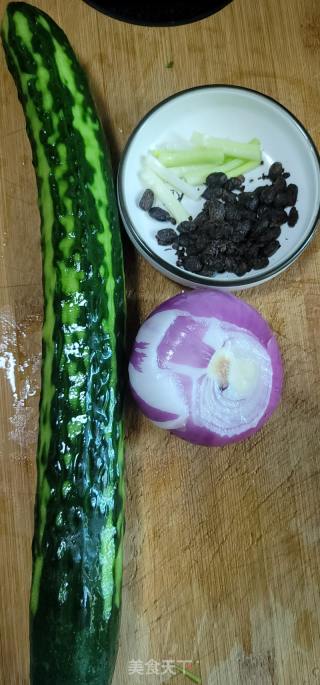 洋葱豆豉炒青瓜的做法步骤：1