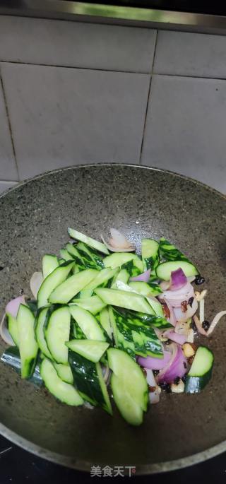 洋葱豆豉炒青瓜的做法步骤：5