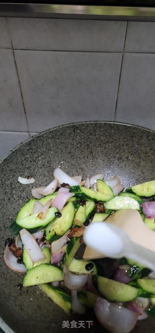 洋葱豆豉炒青瓜的做法步骤：6