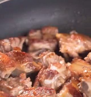 糖醋排骨的做法步骤：2