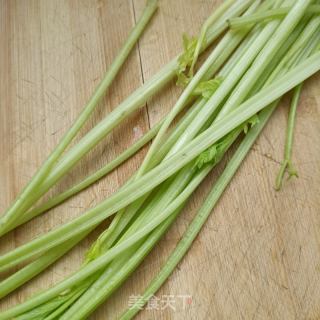 芹菜拌酱牛肉的做法步骤：1