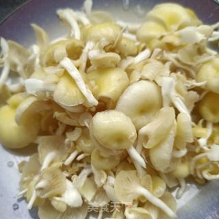 榆黄蘑炒蛋的做法步骤：2