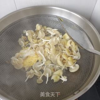 榆黄蘑炒蛋的做法步骤：6