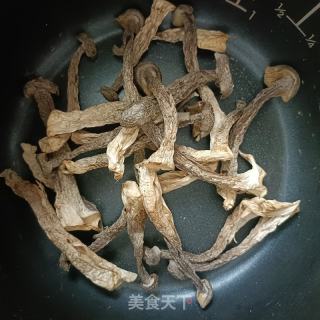 羊肚菇老鸭汤的做法步骤：6
