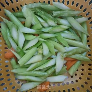 清炒芦笋的做法步骤：2