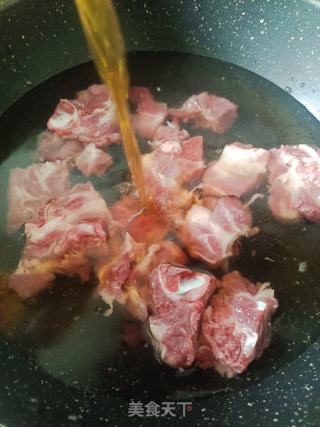 冬瓜骨头汤的做法步骤：1