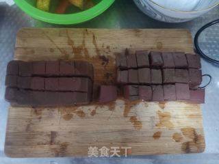 辣椒炒鸭血的做法步骤：2