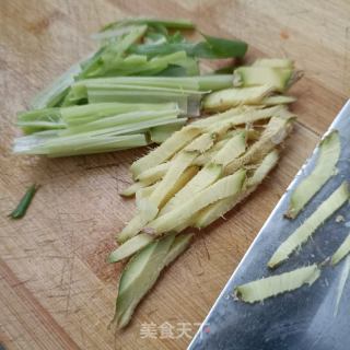 芹菜炒牛筋的做法步骤：2