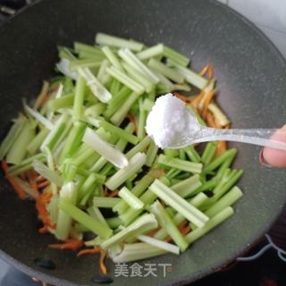 芹菜炒牛筋的做法步骤：8