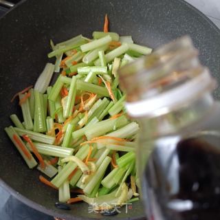 芹菜炒牛筋的做法步骤：9