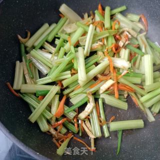 芹菜炒牛筋的做法步骤：10