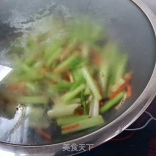 芹菜炒牛筋的做法步骤：11