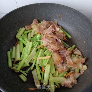 芹菜炒牛筋的做法步骤：12