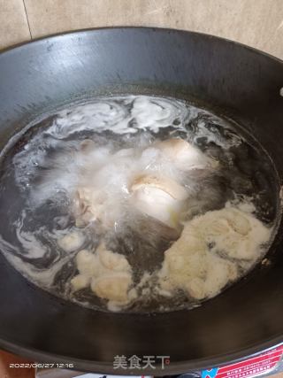 手撕鸡的做法步骤：1