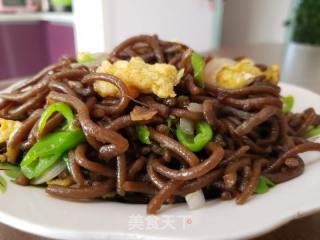 青椒洋葱炒红薯饸饹面的做法