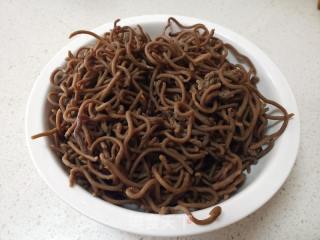青椒洋葱炒红薯饸饹面的做法步骤：1