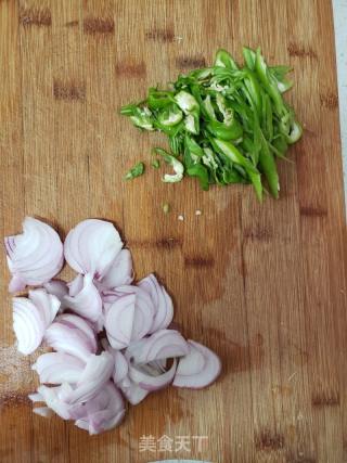 青椒洋葱炒红薯饸饹面的做法步骤：2