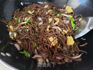 青椒洋葱炒红薯饸饹面的做法步骤：4