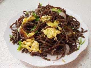 青椒洋葱炒红薯饸饹面的做法步骤：5