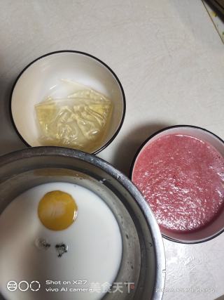 西瓜慕斯蛋糕的做法步骤：1
