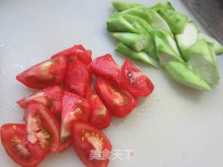 番茄炒棱角丝瓜的做法步骤：3