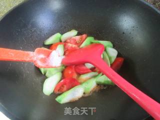 番茄炒棱角丝瓜的做法步骤：6