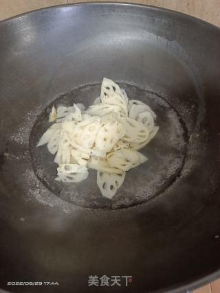 炒莲藕的做法步骤：2