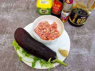 茄子别再炒着吃，这样做简单好吃又下饭，肉末蒸茄龙的做法步骤：1